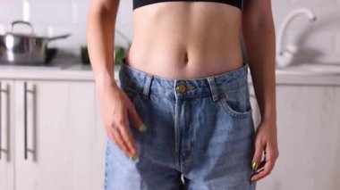 Gevşek kotlara uyum sağlamayı sevinçle kutlayan biriyle ilham verici ve muzaffer bir kilo verme hikayesi gösteriliyor.