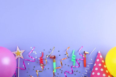 Renkli dekorasyonlar, balonlar ve konfetilerle canlı bir doğum günü kutlaması için neşeli bir ortam yaratır.