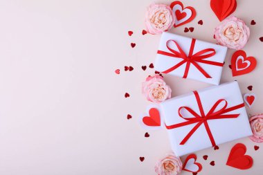 Bu Sevgililer Günü, aşkın özünü güzel hediyelerle, güzel güllerle ve keyifli kalplerle kutlayın.