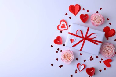 Bu Sevgililer Günü, aşkın özünü güzel hediyelerle, güzel güllerle ve keyifli kalplerle kutlayın.