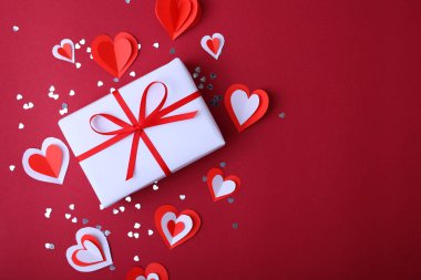 Bu Sevgililer Günü 'nde aşkı ve sevgiyi çarpıcı hediyelerle, güzel kalplerle ve çiçeklerle kutlayın.