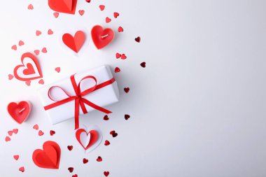 Bu Sevgililer Günü, aşkın özünü güzel hediyelerle, güzel güllerle ve keyifli kalplerle kutlayın.