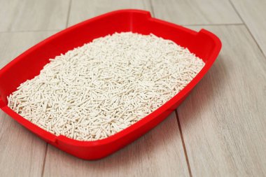 Arka planda hafif bir dolgu malzemesi olan kedi kumu kutusu. Metin için boşluk. Yüksek kalite fotoğraf