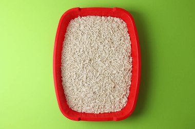 Parlak bir arkaplanı olan kedi kumu kutusu, üst manzara. Metin için boşluk. Yüksek kalite fotoğraf