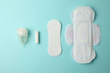 Çevre dostu regl kupası ve parlak bir arka planda diğer kadın hijyen ürünleri. Yüksek kalite fotoğraf