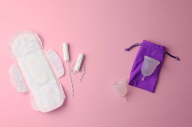 Çevre dostu regl kupası ve parlak bir arka planda diğer kadın hijyen ürünleri. Yüksek kalite fotoğraf
