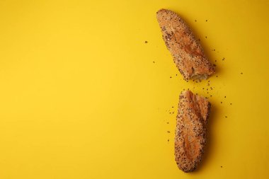 Güzel ve lezzetli bir zanaatkar ekmeği arka planda, üst manzara. Yüksek kalite fotoğraf