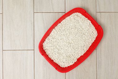 Arka planda hafif bir dolgu malzemesi olan kedi kumu kutusu. Metin için boşluk. Yüksek kalite fotoğraf