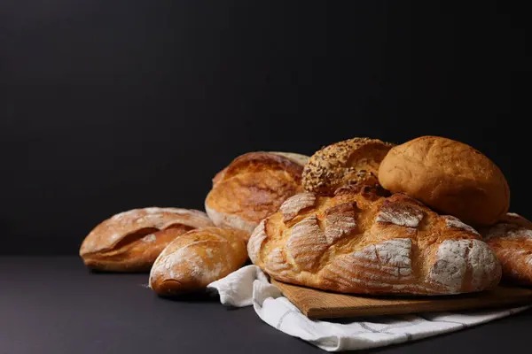 Çeşitli dokulara ve canlı renklere sahip güzel bir ekmekler dizisi, pek çok mutfak teması için ideal.
