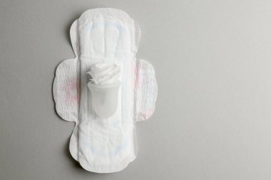 Çevre dostu regl kupası ve parlak bir arka planda diğer kadın hijyen ürünleri. Yüksek kalite fotoğraf