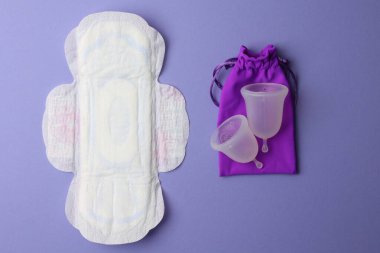 Çevre dostu regl kupası ve parlak bir arka planda diğer kadın hijyen ürünleri. Yüksek kalite fotoğraf