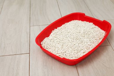 Arka planda hafif bir dolgu malzemesi olan kedi kumu kutusu. Metin için boşluk. Yüksek kalite fotoğraf