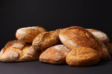 Çeşitli dokulara ve canlı renklere sahip güzel bir ekmekler dizisi, pek çok mutfak teması için ideal.