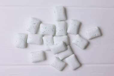 Masada nane sakızı ve nane şekeri var. Taze nefes, ağız bakımı. Yüksek kalite fotoğraf