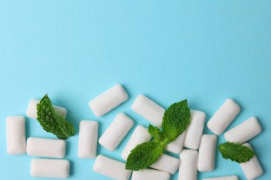 Masada nane sakızı ve nane şekeri var. Taze nefes, ağız bakımı. Yüksek kalite fotoğraf