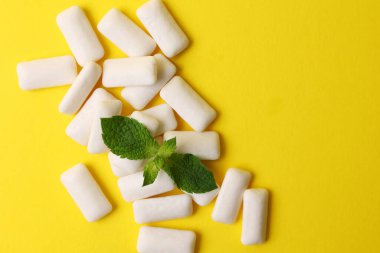 Masada nane sakızı ve nane şekeri var. Taze nefes, ağız bakımı. Yüksek kalite fotoğraf