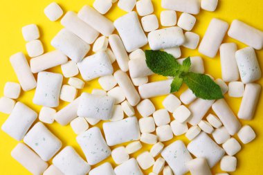 Masada nane sakızı ve nane şekeri var. Taze nefes, ağız bakımı. Yüksek kalite fotoğraf