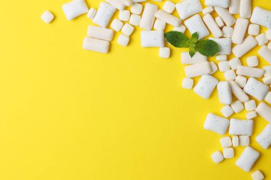 Masada nane sakızı ve nane şekeri var. Taze nefes, ağız bakımı. Yüksek kalite fotoğraf