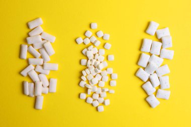 Masada nane sakızı ve nane şekeri var. Taze nefes, ağız bakımı. Yüksek kalite fotoğraf