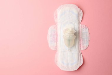 Çevre dostu regl kupası ve parlak bir arka planda diğer kadın hijyen ürünleri. Yüksek kalite fotoğraf