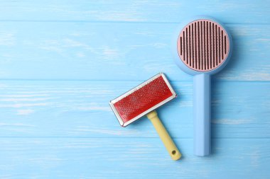 Parlak turuncu arka planda tüylü tüylü bir hayvan tüyü çıkarıcı fırça etkili bir hayvan kılı temizliği için ideal.