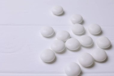 Masada nane sakızı ve nane şekeri var. Taze nefes, ağız bakımı. Yüksek kalite fotoğraf