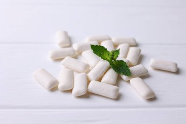 Masada nane sakızı ve nane şekeri var. Taze nefes, ağız bakımı. Yüksek kalite fotoğraf