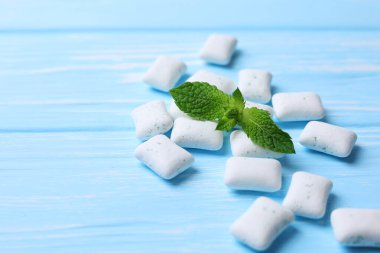 Masada nane sakızı ve nane şekeri var. Taze nefes, ağız bakımı. Yüksek kalite fotoğraf