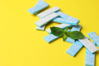 Masada nane sakızı ve nane şekeri var. Taze nefes, ağız bakımı. Yüksek kalite fotoğraf