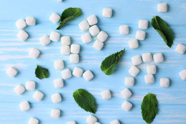 Masada nane sakızı ve nane şekeri var. Taze nefes, ağız bakımı. Yüksek kalite fotoğraf