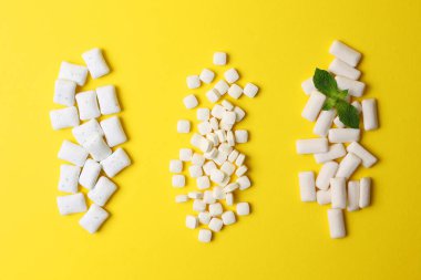 Masada nane sakızı ve nane şekeri var. Taze nefes, ağız bakımı. Yüksek kalite fotoğraf