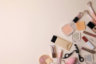 Tutkulu güzellik meraklıları için mükemmel olan modaya uygun makyaj ürünleri içeren estetik bir daire keşfedin