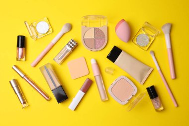 Tutkulu güzellik meraklıları için mükemmel olan modaya uygun makyaj ürünleri içeren estetik bir daire keşfedin