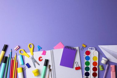 Renkli okul malzemeleri hafif bir arka planda okul sezonu için güzelce düzenlenmiş.