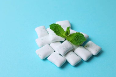 Masada nane sakızı ve nane şekeri var. Taze nefes, ağız bakımı. Yüksek kalite fotoğraf