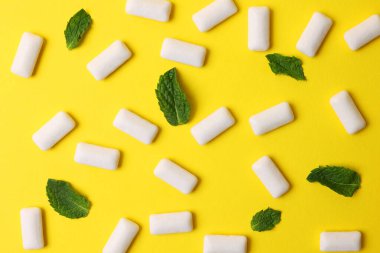 Masada nane sakızı ve nane şekeri var. Taze nefes, ağız bakımı. Yüksek kalite fotoğraf