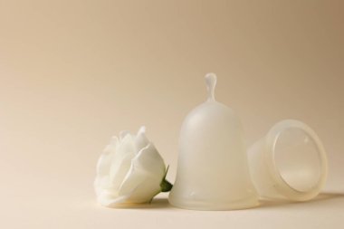 Mor bir kesedeki bu yeniden kullanılabilir regl bardakları sürdürülebilir kadın hijyen uygulamalarını teşvik eder.