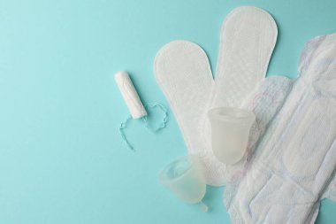 Çevre dostu regl kupası ve parlak bir arka planda diğer kadın hijyen ürünleri. Yüksek kalite fotoğraf