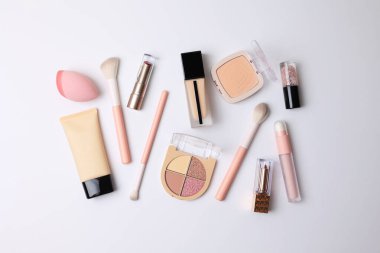 Tutkulu güzellik meraklıları için mükemmel olan modaya uygun makyaj ürünleri içeren estetik bir daire keşfedin