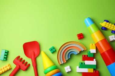 Yaratıcılığı ve eğlenceli öğrenme deneyimlerini destekleyen eşsiz çocuk oyuncaklarından oluşan canlı ve heyecan verici bir koleksiyon.