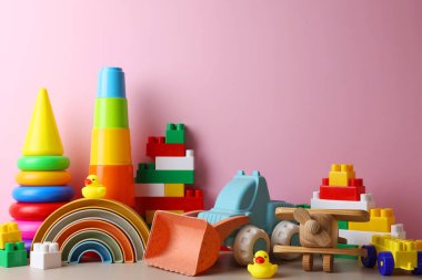 Parlak sarı bir zemin üzerinde, neşeli temalar ve neşeli hayal gücü için mükemmel, canlı bir çocuk oyuncağı gösterisi.