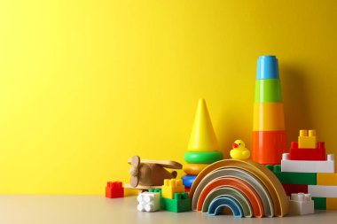 Parlak sarı bir zemin üzerinde, neşeli temalar ve neşeli hayal gücü için mükemmel, canlı bir çocuk oyuncağı gösterisi.