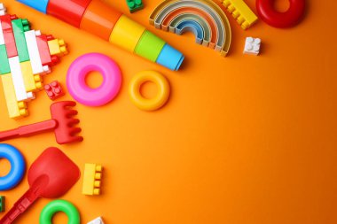 Yaratıcılığı ve eğlenceli öğrenme deneyimlerini destekleyen eşsiz çocuk oyuncaklarından oluşan canlı ve heyecan verici bir koleksiyon.