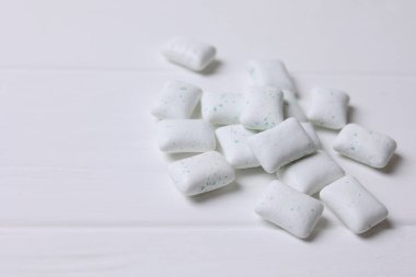 Masada nane sakızı ve nane şekeri var. Taze nefes, ağız bakımı. Yüksek kalite fotoğraf