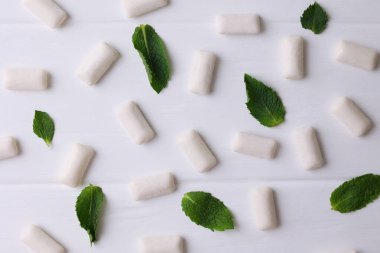 Masada nane sakızı ve nane şekeri var. Taze nefes, ağız bakımı. Yüksek kalite fotoğraf