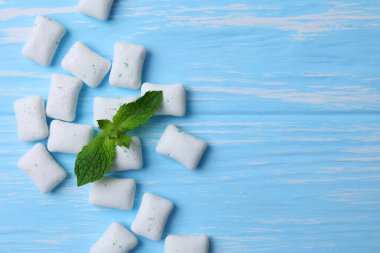 Masada nane sakızı ve nane şekeri var. Taze nefes, ağız bakımı. Yüksek kalite fotoğraf