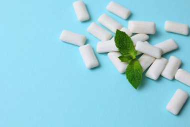 Masada nane sakızı ve nane şekeri var. Taze nefes, ağız bakımı. Yüksek kalite fotoğraf