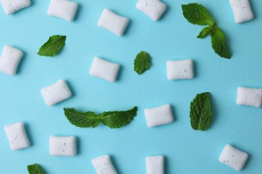 Masada nane sakızı ve nane şekeri var. Taze nefes, ağız bakımı. Yüksek kalite fotoğraf