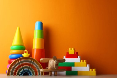 Parlak sarı bir zemin üzerinde, neşeli temalar ve neşeli hayal gücü için mükemmel, canlı bir çocuk oyuncağı gösterisi.