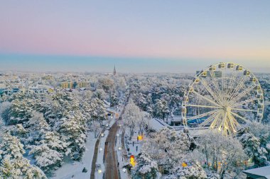 İnsansız hava aracı fotoğrafçılığımla Litvanya 'yı yeni bir bakış açısıyla keşfedeceğim. Çarpıcı manzara manzaraları, şehirler ve simgeler. İnternetten al..